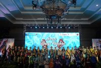 Finalis Jagau dan Nyai Kalteng 2025 saat mengikuti malam jamuan Hasupa Hasundau di Ballroom Seruyan, Hotel M Bahalap Palangka Raya, Senin malam (19/5/2025). (Foto Istimewa)