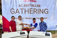 Seremoni kolaborasi Polytron bersama APITU. Dari kiri ke kanan: Erwin Kurniawan selaku Product Specialist Polytron, Erick Tegas Asmarawan selaku Head of District Sales Polytron Banjarmasin, Bahriadi selaku Ketua DPD APITU Banjarmasin, Agus selaku Sekretaris DPD APITU Banjarmasin  22/05) (Foto Istimewa)