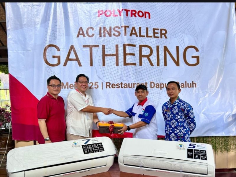 Seremoni kolaborasi Polytron bersama APITU. Dari kiri ke kanan: Erwin Kurniawan selaku Product Specialist Polytron, Erick Tegas Asmarawan selaku Head of District Sales Polytron Banjarmasin, Bahriadi selaku Ketua DPD APITU Banjarmasin, Agus selaku Sekretaris DPD APITU Banjarmasin  22/05) (Foto Istimewa)