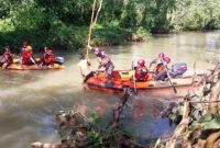 Tim SAR Kotabaru bersama relawan dan aparat gabungan terus menyisir Sungai Stagen untuk mencari operator ekskavator yang hilang terseret arus. (Foto: Istimewa)