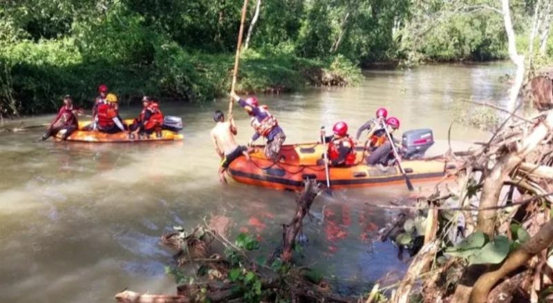 Tim SAR Kotabaru bersama relawan dan aparat gabungan terus menyisir Sungai Stagen untuk mencari operator ekskavator yang hilang terseret arus. (Foto: Istimewa)