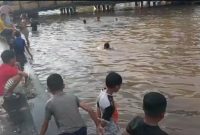 Warga khususnya orang tua diimbau meningkatkan kewaspadaan dan melarang anak nya untuk tidak berenang di aliran  Sungai Jafri Zam Zam menyusul kemunculan seekor Buaya (Foto Istimewa)
