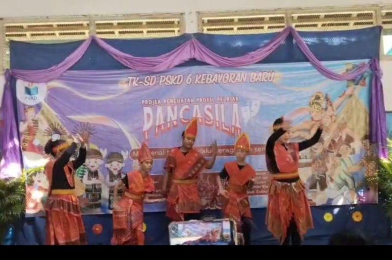 Siswa kelas IV menutup enampilan drama musikal nya dengan tari Tortor (Foto Istimewa)