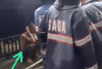 Pria (tanda panah ) asyik ngelem sementara petugas damkar sibuk melakukan pemadaman kebakaran di Jalan S Parman Banjarmasin, saat sholat Jumat (30/5/2025). (foto: tangkapan layar @kabarbanuakalsel)