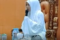 Sosok yang disebut-sebut sebagai Nyai Shuniyya Ruhama Habiballah saat memberikan ceramah dalam balutan busana keagamaan. (foto tangkapan layar @balikpapankitaa)
