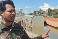Direktur Walhi Kalsel, Raden saat tinjau lokasi proyek revitalisasi Sungai Veteran.