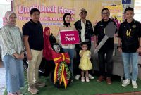 Jiaw Giok Ceng pelanggan Telkomsel dari Kelurahan Telawang Kecamatan Banjarmasin Barat Kalimantan Selatan berhasil meraih 1 unit motor Honda Genio dalam program Telkomsel POIN Undi Undi Hepi periode 1, Giok meraih hadiah setelah melakukan penukaran POIN pada periode tanggal 1 Februari 2025 hingga 14 Februari 2025 lalu. Penyerahan hadiah dilakukan langsung oleh Manager Mobile Consumer Telkomsel Branch Banjarmasin Ahmad Mannyaurang di Kantor Pelayanan Grapari Telkomsel Banjarmasin Jl. A. Yani KM 5.7 pada Jumat (2/5/2025)