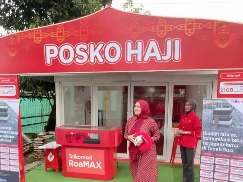 Paket Telkomsel RoaMAX Haji : Posko Haji Telkomsel di Banjarmasin hadir sejak tanggal 5 Mei 2025 yang beroperasi setiap hari nya (menyesuaikan kedatangan jemaah) melayani aktivasi paket, ganti kartu, isi ulang, hingga konsultasi layanan. Telkomsel dukung kelancaran ibadah jemaah Haji melalui Paket RoaMAX Haji dengan kuota besar dan akses 5G, serta layanan pelanggan yang tersedia di GraPARI Makkah, Posko Haji, dan MyTelkomsel.