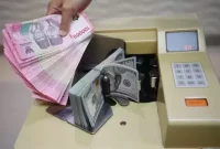 Menghitung Duit Rupiah dan Dolar Amerika