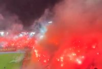 Stadion Maguwoharjo Memerah: Laga PSS Sleman vs Persija Jakarta Diwarnai Aksi Flare Massal (Tangkapan layar X )