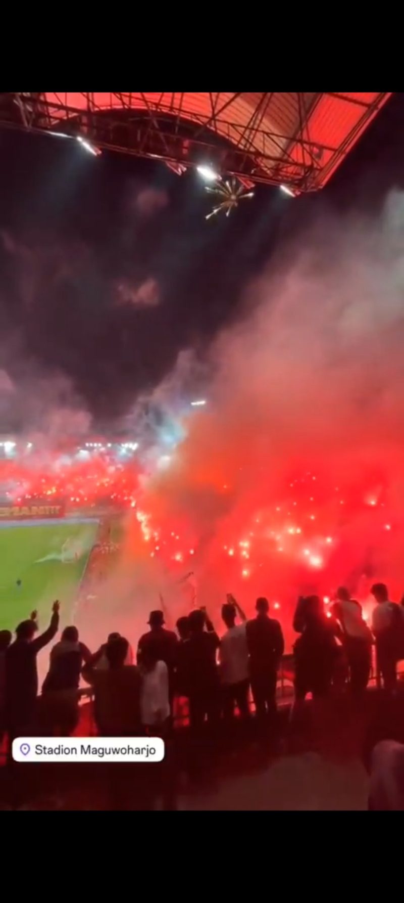 Stadion Maguwoharjo Memerah: Laga PSS Sleman vs Persija Jakarta Diwarnai Aksi Flare Massal (Tangkapan layar X )