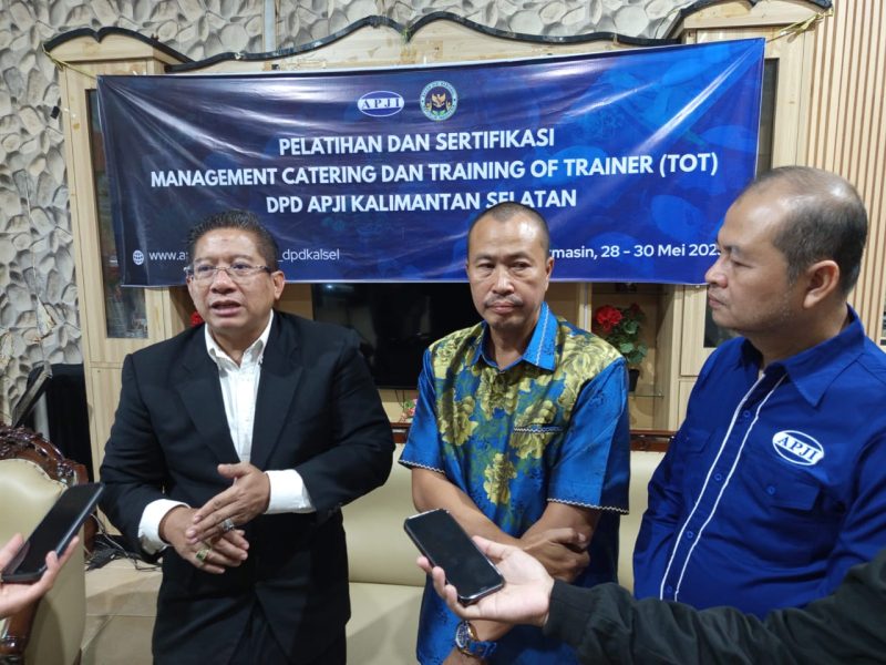 Ketua APJI Kalsel H Aftahuddin yang didampingi oleh Sekretaris APJI Kalsel Agus Febrianto