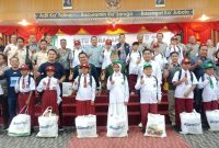Ceremony pembagian seragam dalam program "Satu Seragam Sejuta Harapan" di Aula DAD. (foto: Maya)