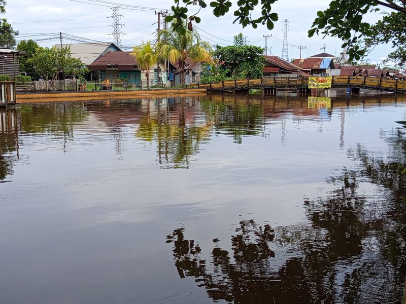 Pengumuman di atas Jembatan di Sungai Jafri Zam zam Banjarmasin (foto:afdi)