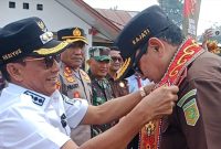 Bupati Mura Heriyus menyambut langsung kedatangan Kepala Kejaksaan Tinggi Kalteng, Undang Mugopal, dengan prosesi adat khas Dayak. (foto : Maya)