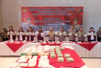 apolda Kalsel Irjen Pol Rusyanto Yudha Hermawan bersama jajaran Forkompinda Kalsel ,didampingi Dirresnarkoba Kombes Pol Kelana Jaya saat prees release di Mapolda Kalsel,  Rabu (4/6/2025) ( Foto Istimewa) 
