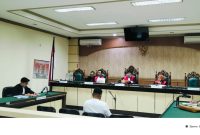 Terdakwa Novie Yuliada saat mendengarkan tuntutan JPU pada sidang lanjutan di Pengadilan Tipikor Banjarmasin (4/6/2025) (Foto Istimewa)