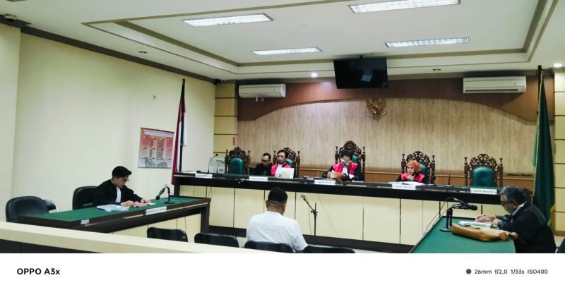 Terdakwa Novie Yuliada saat mendengarkan tuntutan JPU pada sidang lanjutan di Pengadilan Tipikor Banjarmasin (4/6/2025) (Foto Istimewa)