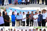 Bupati Murung Raya, Heriyus, menyerahkan bantuan hewan kurban secara simbolis di halaman Masjid Agung Al-Istiqlal Puruk Cahu, Rabu (4/6/2025). (Foto:Diskominfo) 
