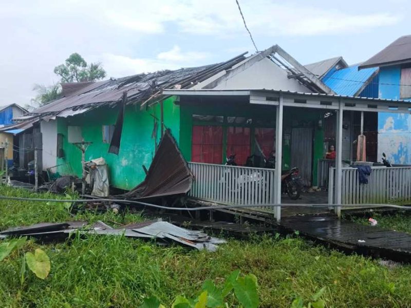 Inilah kondisi rumah salah satu warga Jalan Kelayan Timur Banjarmasin Selatan, Minggu (8/6/2025). (foto: istimewa)
