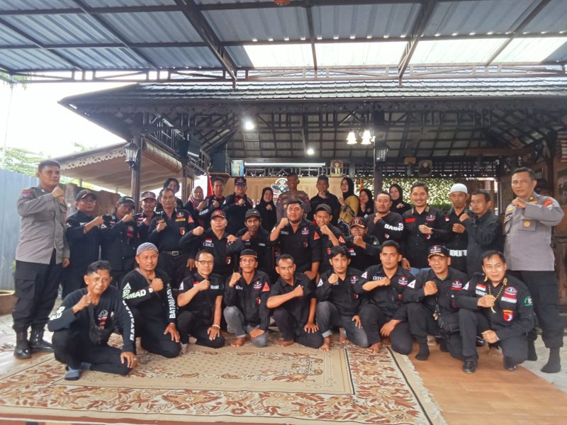Kasubdit Binmas , Kompol Winarto dan jajaran foto bersama Panglima Batamad ,Hardy C. Agoes, SH,
didampingi Sekjen Apriansyah SH MH dan puluhan anggota yang hadir (Foto Istimewa)