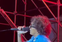  Aksi  vokalis Kaka yang tetap energik  menghipnotis ribuan Slankers dari berbagai daerah di Kalsel hingga Kalteng (Foto Tangkapan layar @slankdotcom)
 