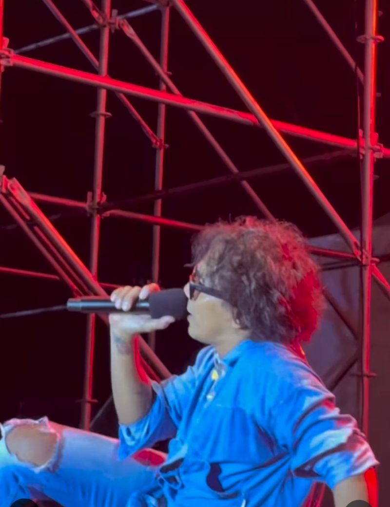  Aksi  vokalis Kaka yang tetap energik  menghipnotis ribuan Slankers dari berbagai daerah di Kalsel hingga Kalteng (Foto Tangkapan layar @slankdotcom)
 