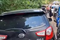 Antrian panjang kendaraan menuju pulau rahasia (Tangkapan layar @banjarfolk)