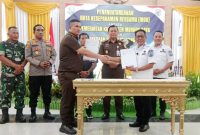 Penandatanganan MoU antara Pemkab Mura dan Kejari Mura. (foto: Maya)