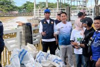 Penimbangan sampah plastik untuk ditukar dengan sembako.(Foto Istimewa)