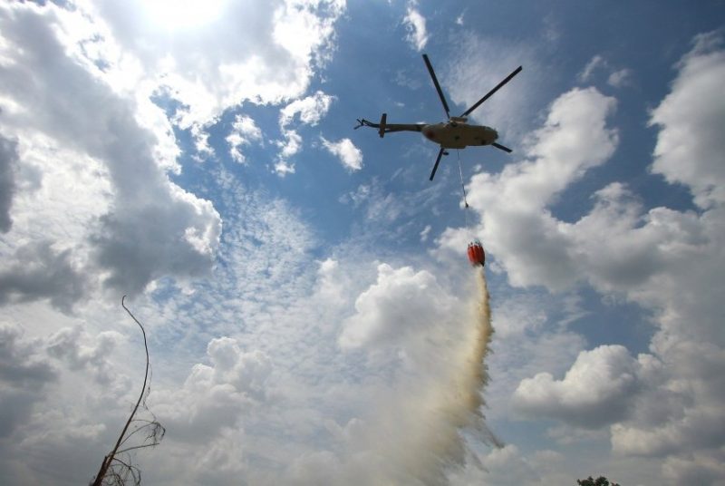 Helikopter Water Bombing 