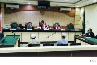 Ketua dan bendahara Majelis Taklim Al-Hamid, saat mendengarkan vonis majelis hakim di pengadilan Tipikor Banjarmasin.