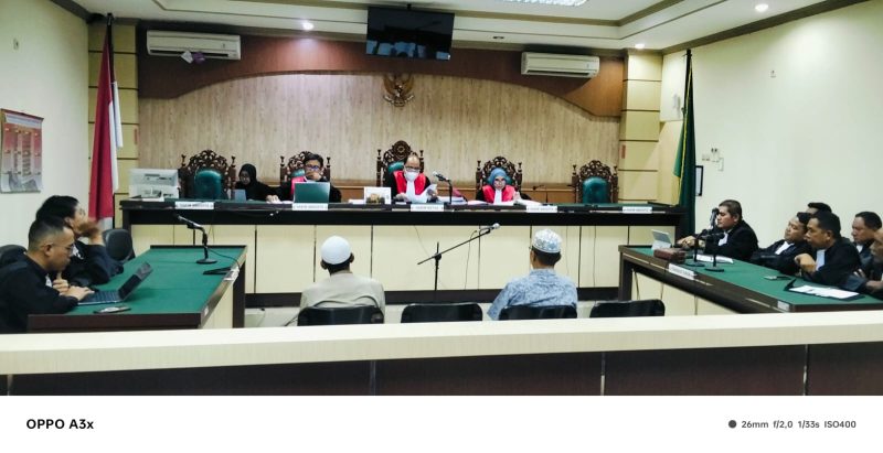 Ketua dan bendahara Majelis Taklim Al-Hamid, saat mendengarkan vonis majelis hakim di pengadilan Tipikor Banjarmasin.
