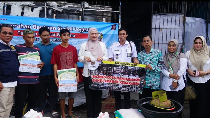 Penyerahan bantuan kepada korban kebakaran di Sungai Miai oleh Pemerintah Kota Banjarmasin.