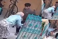 Kolase Tangkapan layar dari video aksi kekerasan yang dilakukan seorang anak terhadap ibu kandungnya di Bekasi Timur, yang viral di media sosial. (Sumber: Instagram @narkosun
