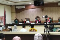 Empat terdakwa kasus suap/gratifikasi di Dinas PUPR Kalsel saat mendengarkan tuntutan Jaksa Penuntut Umum dari KPK RI (Foto Istimewa)
