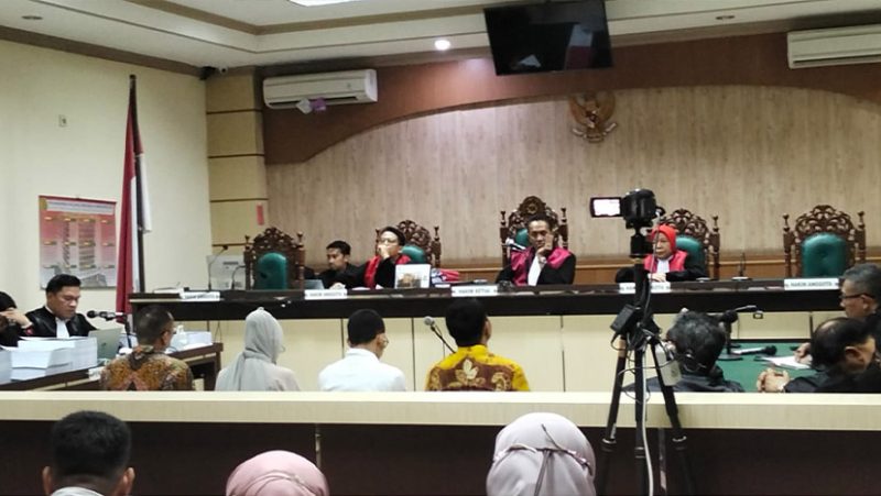 Empat terdakwa kasus suap/gratifikasi di Dinas PUPR Kalsel saat mendengarkan tuntutan Jaksa Penuntut Umum dari KPK RI (Foto Istimewa)
