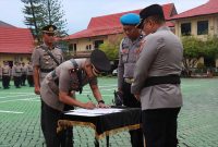 Kapolresta Banjarmasin Kombes Cuncun Kurniadi saat memimpin Sertijab Kapolsek Banjarmasin Tengah Kompol Eka Saprianto dengan Kompol Indra Agung Perdana Putra, Kamis (12/6/2025) pagi.
(foto: istimewa)