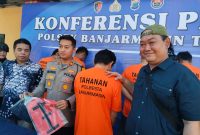 Kapolsek Banjarmasin Timur AKP Morris Widhi Harto didampingi Kanit Reskrim Iptu Hendra Agustian Ginting saat Konferensi Pers terkait pelaku pengeroyokan di Kampung Biru Sie Bilu, Jumat (6/6/2025) pagi.