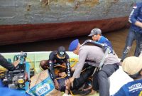 Korban Tenggelam bernama Amat di Sungai Barito Pelabuhan Trisakti Banjarmasin saat ditemukan pihak relawan dan Sat Polair Polresta Banjarmasin, Sabtu (14/6/2025) sore. (foto: istimewa)
