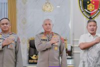 Kapolda Irjen Pol Rosyanto Yudha Hermawan (Tengah) dan Wakapolda Kalsel Brigjen Pol. Golkar Pangarso Rahardjo Winarsadi (Kiri) dan Ketua Panit
Kombes Pol M Gafur Aditya Siregar yang juga Ditreskrimsus Polda Kalsel (Kanan) (Foto Istimewa)