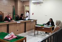 Terdakwa Melisa Alima saat mendengarkan putusan sela majelis hakim yang diketuai Indra Meinantha Vidi SH.
(foto: Istimewa)