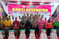 Foto bersama penerima sembako dalam rangka HUT ke-79 Bhayangkara bersama Kapolresta Banjarmasin Kombes Pol Cuncun Kurniadi dan jajaran PJU, Senin (16/6/2025) pagi. (foto: Istimewa)