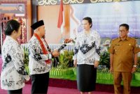 Warnita Heriyus saat dikukuhkan sebagai Ibunda Guru Kabupaten Murung Raya di Gedung Cahai Ondhui Tingang. (foto: Diskominfo)