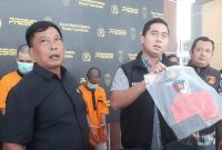 Kasat Reskrim Polres Tanbu AKP M. Taufan Maulana saat memberikan keterangan terkait kasus video asusila sesama jenis, Selasa (17/6/2025). (foto: istimewa)