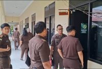 Kejari Batola saat melakukan penggeledahan di Kantor DPMD Batola, Rabu (18/6/2025).(Foto Istimewa)