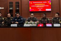 Konferensi Pers Penggeledahan yang dilakukan jajaran Kejari Batola dipimpin Kasi Pidsus M. Wida Prayogi Saputra, S.H., bersama Kasi Intelijen Mohammad Hamidun Noor, S.H., M.H (.Foto Istimewa )