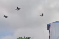 Pesawat tempur TNI AU bermanuver di langit Pelaihari saat Latihan Manuver Lapangan Sikatan Daya 2025, Senin (23/6/2025) (Foto Istimewa)