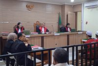Dua terdakwa kasus narkotika, Taufik Ramadani dan Syahruni, saat mendengarkan tuntutan JPU Ariyanti, SH (Foto Istimewa)