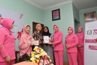 Kapolda Kalsel Irjen Pol Rosyanto Yudha Hermawan bersama Ketua Bhayangkari Daerah Kalsel Ny. Yennie Rosyanto Yudha saat mengunjungi kediaman Kompol Anto, Selasa (24/6/2025). (foto: humas/brt)
